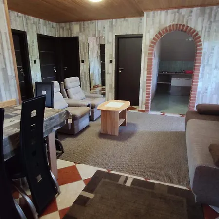 Aniko Vendeghaz هاركاني